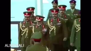 هيبة قائد و هو يؤدي التحيه العسكريه  المشير جلالة السلطان قابوس [upl. by Burrill565]